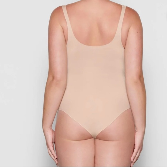 SKIMS Essential Scoop Neck Bodysuit in Sandstone - Picture 8 of 15